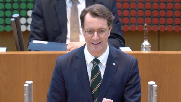Ministerpräsident Hendrik Wüst spricht im Landtag über die militärische Unterstützung für die Ukraine