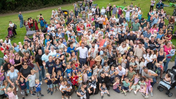 Ministerpräsident Wüst trifft Ehrenpatenkinder und ihre Familien