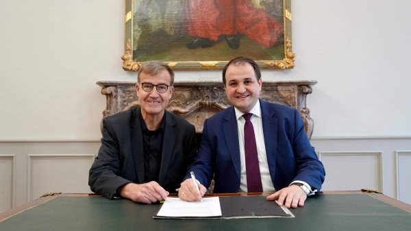 MBEIM 12.04.2024 - Wilfried Klein (links) und Minister Nathanael Liminski (rechts)bei der Unterzeichnung der Kooperationsvereinbarung in Bonn