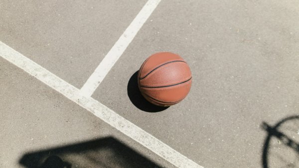 Basketball auf grauem Feld