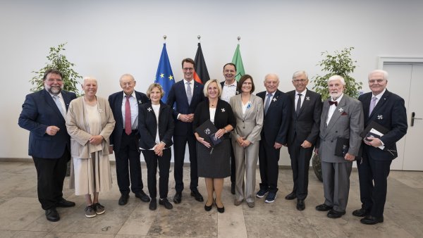 Ministerpräsident Hendrik Wüst verleiht den Verdienstorden des Landes Nordrhein-Westfalen an elf Persönlichkeiten