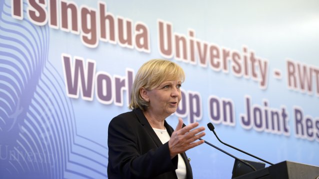 Ministerpräsidentin Hannelore Kraft hält an der Tsinghua University ein Grußwort im Workshop zum Kooperationsprojekt „Joint Research Laboratory“