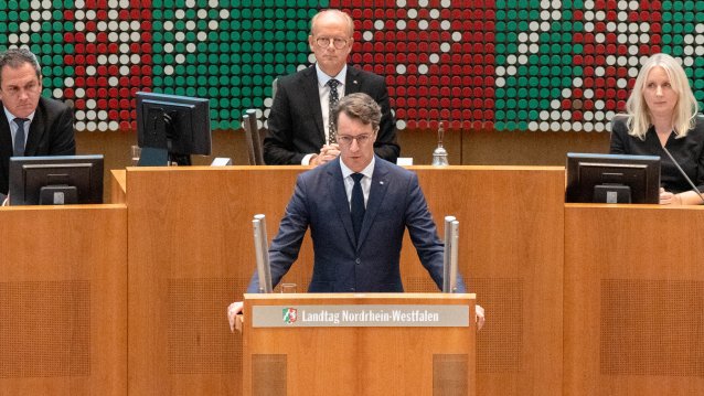 Ministerpräsident Hendrik Wüst spricht am Rednerpult im Plenarsaal des Landtags