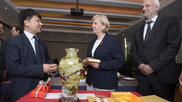 Ministerpräsidentin Hannelore Kraft und Wirtschaftsminister Garrelt Duin beim Austausch von Gastgeschenken mit CEO von Huawei, GUO Ping