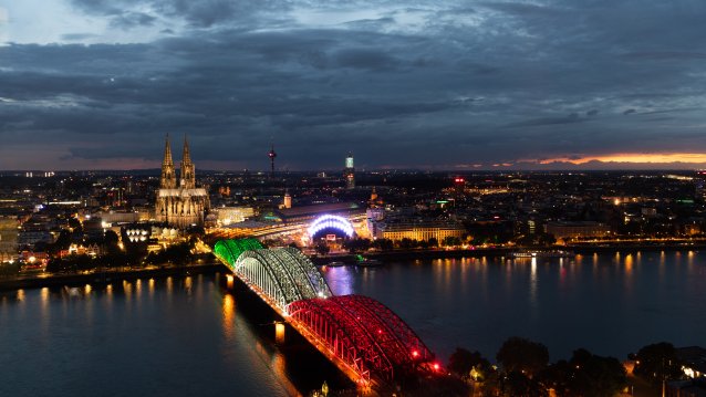 Nordrhein-Westfalen leuchtet: Zum 74. Landesgeburtstag erstrahlen historische Bauwerke in den Landesfarben