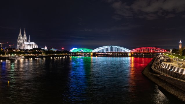 Nordrhein-Westfalen leuchtet: Zum 74. Landesgeburtstag erstrahlen historische Bauwerke in den Landesfarben