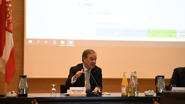 Ministerpräsident Armin Laschet und Gesundheitsminister Karl-Josef Laumann besuchen den Kreis Gütersloh