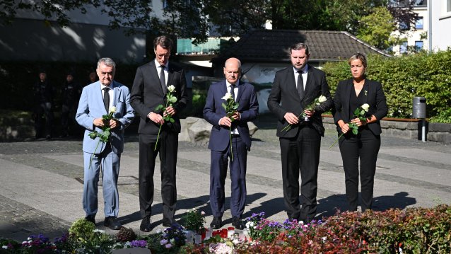 Ministerpräsident Hendrik Wüst und Bundeskanzler Olaf Scholz in Solingen