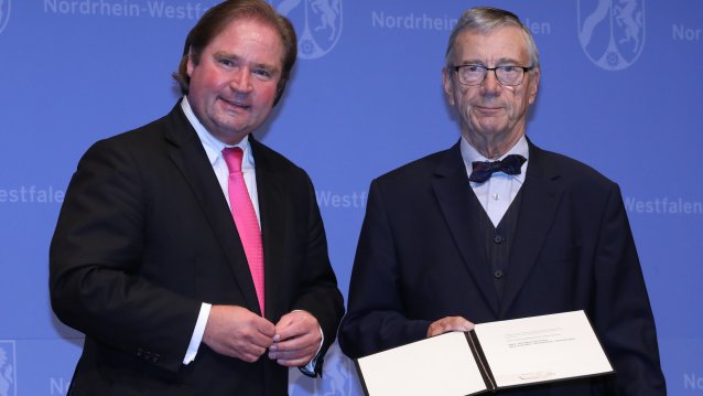 Minister der Finanzen, Lutz Lienenkämper, überreicht den Verdienstorden des Landes Nordrhein-Westfalen