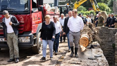 Bundeskanzlerin Angela Merkel und Ministerpräsident Armin Laschet in Bad Münstereifel