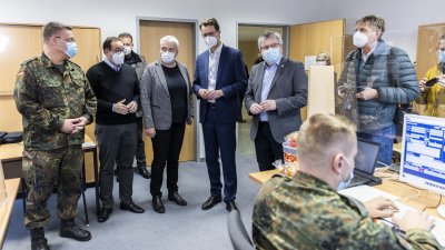 Ministerpräsident Hendrik Wüst tauscht sich an Heiligabend gemeinsam mit dem Oberbürgermeister der Stadt Essen, Thomas Kufen, mit Soldatinnen und Soldaten der Bundeswehr aus, die die Gesundheitsbehöre Essen bei der Kontaktnachverfolgung und telefonischen Betreuung von coronainfizierten Personen über die Weihnachtsfeiertage unterstützen. 