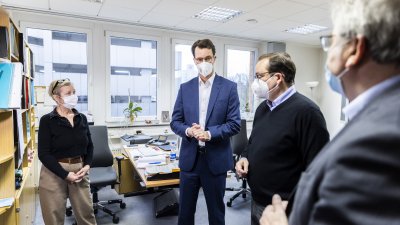 Ministerpräsident Hendrik Wüst tauscht sich an Heiligabend gemeinsam mit dem Oberbürgermeister der Stadt Essen, Thomas Kufen, mit Soldatinnen und Soldaten der Bundeswehr aus, die die Gesundheitsbehöre Essen bei der Kontaktnachverfolgung und telefonischen Betreuung von coronainfizierten Personen über die Weihnachtsfeiertage unterstützen. 