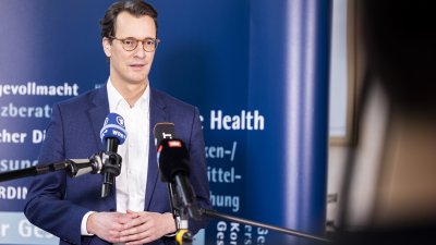 Ministerpräsident Hendrik Wüst tauscht sich an Heiligabend gemeinsam mit dem Oberbürgermeister der Stadt Essen, Thomas Kufen, mit Soldatinnen und Soldaten der Bundeswehr aus, die die Gesundheitsbehöre Essen bei der Kontaktnachverfolgung und telefonischen Betreuung von coronainfizierten Personen über die Weihnachtsfeiertage unterstützen. 