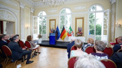 Ministerpräsident Armin Laschet verleiht den Verdienstorden des Landes Nordrhein-Westfalen an elf Bürgerinnen und Bürger