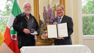 Ministerpräsident Armin Laschet verleiht den Verdienstorden des Landes Nordrhein-Westfalen an elf Bürgerinnen und Bürger