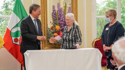 Ministerpräsident Armin Laschet verleiht den Verdienstorden des Landes Nordrhein-Westfalen an elf Bürgerinnen und Bürger