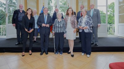 Ministerpräsident Armin Laschet verleiht den Verdienstorden des Landes Nordrhein-Westfalen an elf Bürgerinnen und Bürger