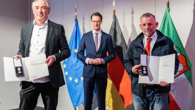 Ministerpräsident Hendrik Wüst verleiht die Rettungsmedaille des Landes Nordrhein-Westfalen