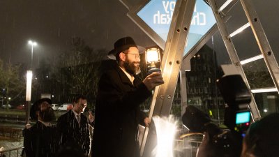 Ministerpräsident Hendrik Wüst nimmt am Festakt zum Entzünden der fünften Chanukka-Kerze in der Alten Synagoge Essen teil