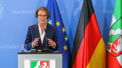 Schulministerin Yvonne Gebauer und Kommunalministerin Ina Scharrenbach