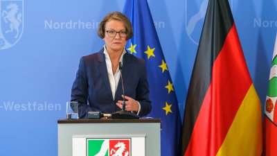 Schulministerin Yvonne Gebauer und Kommunalministerin Ina Scharrenbach