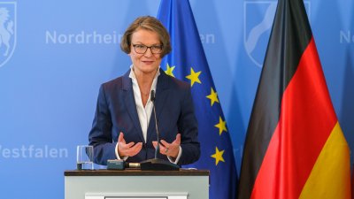 Schulministerin Yvonne Gebauer und Kommunalministerin Ina Scharrenbach