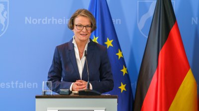 Schulministerin Yvonne Gebauer und Kommunalministerin Ina Scharrenbach