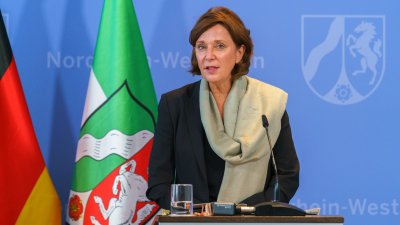 Schulministerin Yvonne Gebauer und Kommunalministerin Ina Scharrenbach