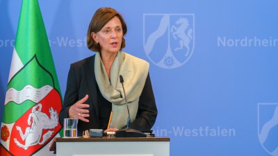 Schulministerin Yvonne Gebauer und Kommunalministerin Ina Scharrenbach