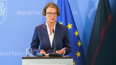 Schulministerin Yvonne Gebauer und Kommunalministerin Ina Scharrenbach