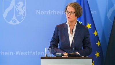 Schulministerin Yvonne Gebauer und Kommunalministerin Ina Scharrenbach