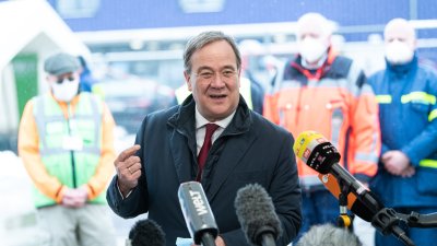 Ministerpräsident Armin Laschet besucht die Drive-in-Impfstation in Schwelm