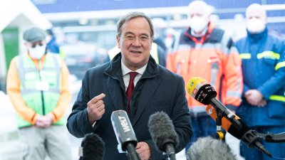 Ministerpräsident Armin Laschet besucht die Drive-in-Impfstation in Schwelm