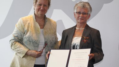 Stellvertretende Ministerpräsidentin Sylvia Löhrmann überreicht Bundesverdienstorden an 15 Bürgerinnen und Bürger aus Nordrhein-Westfalen, 15.07.201