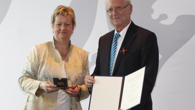 Stellvertretende Ministerpräsidentin Sylvia Löhrmann überreicht Bundesverdienstorden an 15 Bürgerinnen und Bürger aus Nordrhein-Westfalen, 15.07.201