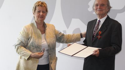 Stellvertretende Ministerpräsidentin Sylvia Löhrmann überreicht Bundesverdienstorden an 15 Bürgerinnen und Bürger aus Nordrhein-Westfalen, 15.07.201