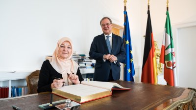 Gründerin des Begegnungs- und Fortbildungszentrums muslimischer Frauen e.V. Erika Theißen mit Mevlüde-Genç-Medaille des Landes Nordrhein-Westfalen geehrt