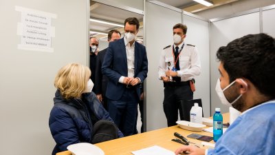 Ministerpräsident Wüst besucht Impfzentrum in Düsseldorf und stellt neue Kampagne der Landesregierung zur Booster-Impfung vor