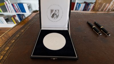 Gründerin des Begegnungs- und Fortbildungszentrums muslimischer Frauen e.V. Erika Theißen mit Mevlüde-Genç-Medaille des Landes Nordrhein-Westfalen geehrt