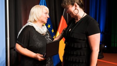 Staatssekretärin Andrea Milz überreicht Sportplakette des Landes Nordrhein-Westfalen