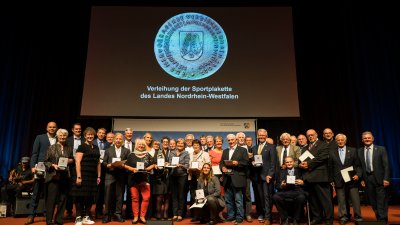 Staatssekretärin Andrea Milz überreicht Sportplakette des Landes Nordrhein-Westfalen