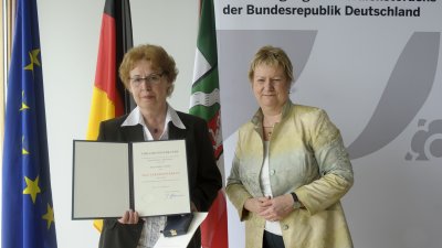 Stellvertretende Ministerpräsidentin Sylvia Löhrmann überreicht Bundesverdienstorden an 8 Bürgerinnen und Bürger aus Nordrhein-Westfalen, 02.06.2014