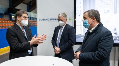 Ministerpräsident Armin Laschet besucht das Impfzentrum der Stadt- und Städteregion Aachen