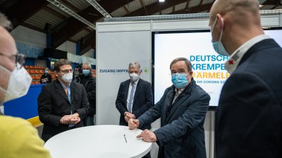 Ministerpräsident Armin Laschet besucht das Impfzentrum der Stadt- und Städteregion Aachen