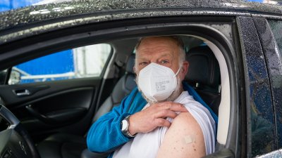 Ministerpräsident Armin Laschet besucht die Drive-in-Impfstation in Schwelm