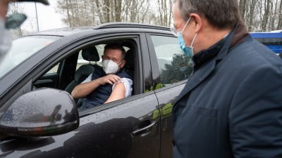 Ministerpräsident Armin Laschet besucht die Drive-in-Impfstation in Schwelm