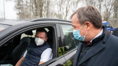 Ministerpräsident Armin Laschet besucht die Drive-in-Impfstation in Schwelm