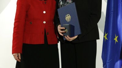 Ministerin Angelica Schwall-Düren überreicht Bundesverdienstorden an 17 Bürgerinnen und Bürger aus Nordrhein-Westfalen, 06.12.2013