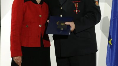 Ministerin Angelica Schwall-Düren überreicht Bundesverdienstorden an 17 Bürgerinnen und Bürger aus Nordrhein-Westfalen, 06.12.2013