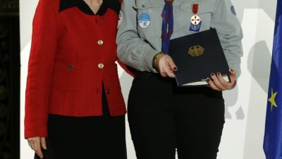 Ministerin Angelica Schwall-Düren überreicht Bundesverdienstorden an 17 Bürgerinnen und Bürger aus Nordrhein-Westfalen, 06.12.2013